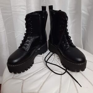 Rouge Helium Black Chunky Ankle Boots
